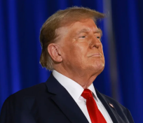 El expresidente Donald Trump expresó este viernes su apoyo a la exhibición de los Diez Mandamientos en las escuelas